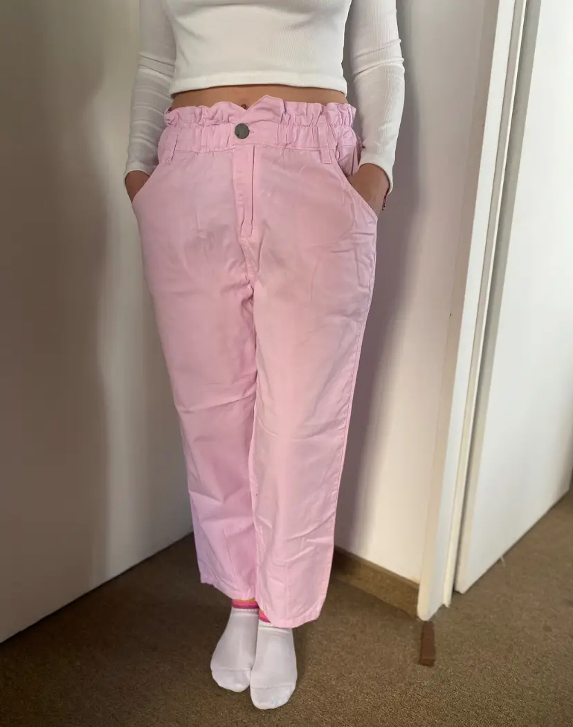 Pantalón suelto de mujer, color rosa, con cintura elastizada y bolsillos. Talle 18 de la marca Buddies. Ideal para un look casual y cómodo.