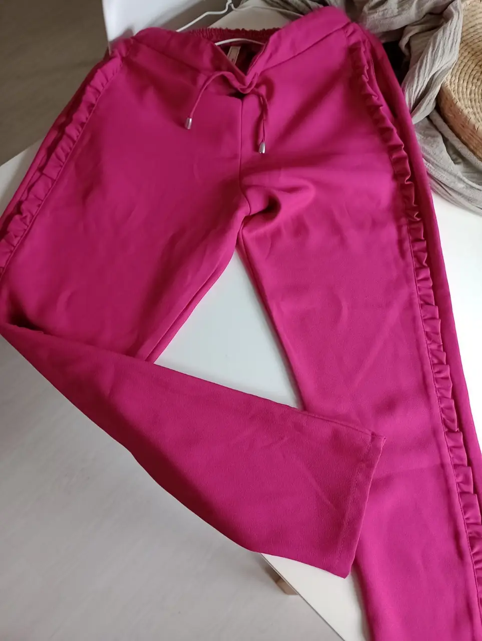 Pantalón sastrero fucsia con detalle de volados en los laterales. Talle M de la marca Sibilla Collection. Ideal para un look elegante y moderno.