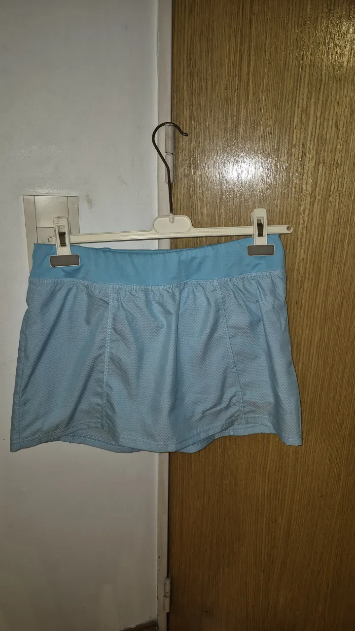 Pollera short deportiva color celeste, ideal para entrenar o para un look casual y cómodo. Perfecta para días de sol y actividad física.