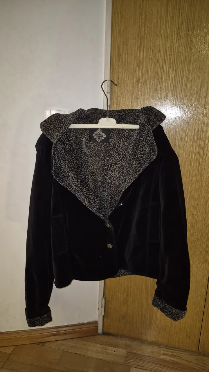 Campera de terciopelo negra con forro estampado animal print. Ideal para un look canchero y con onda.