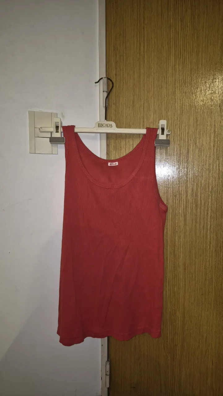 Musculosa roja acanalada, ideal para el día a día o para usar como base de un look. Su diseño simple y cómodo la hace súper versátil.