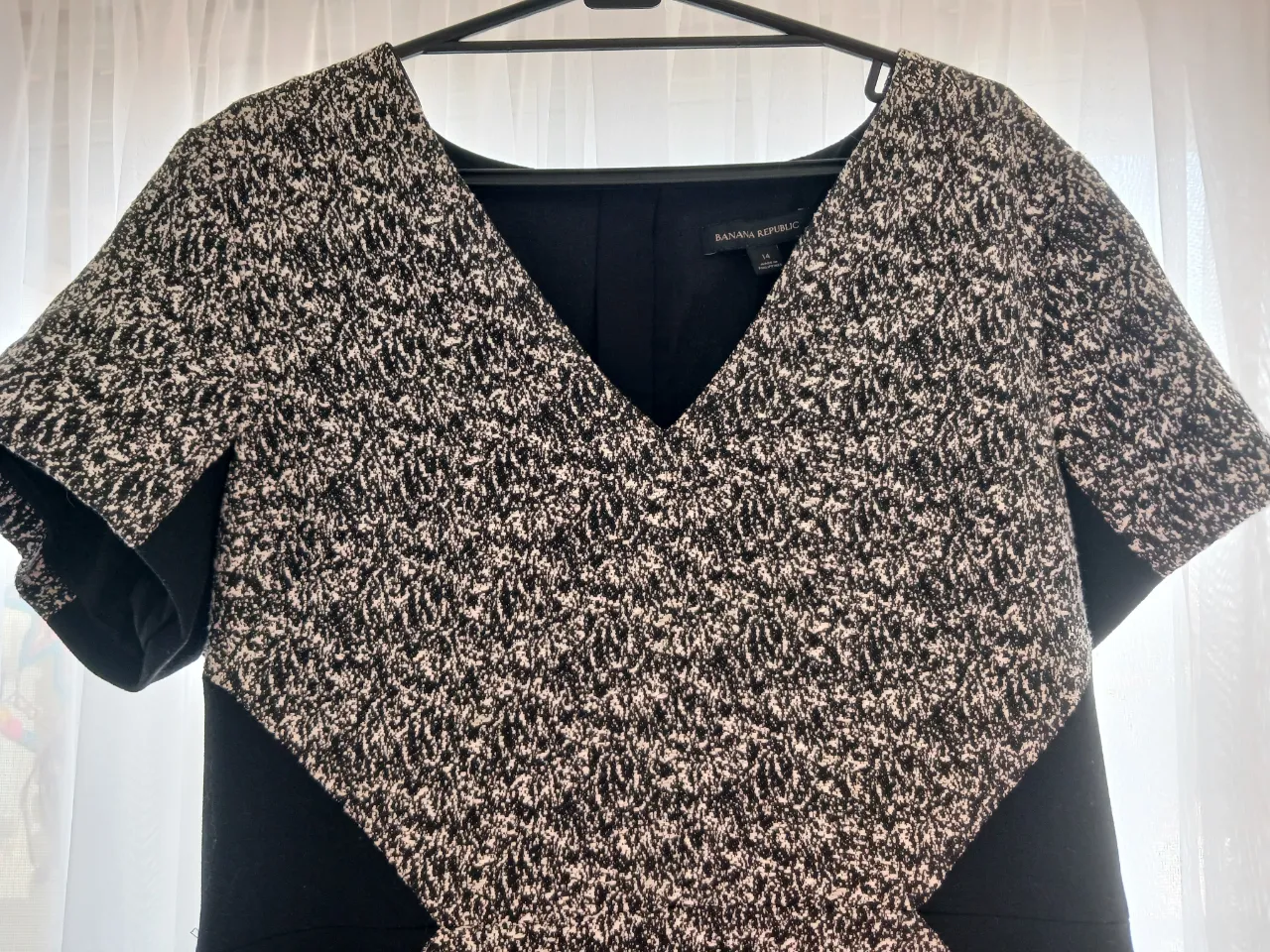 Vestido midi de la marca Banana Republic, con diseño en blanco y negro. Talle 14. Ideal para una salida o el trabajo.