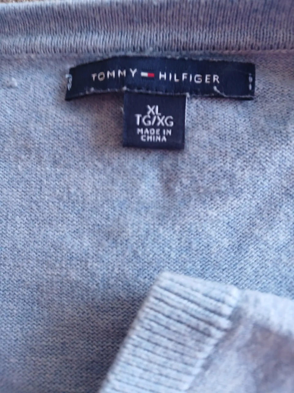Sweater Tommy Hilfiger de hombre, de punto, con diseño argyle en tonos grises y azul marino. Talle XL.