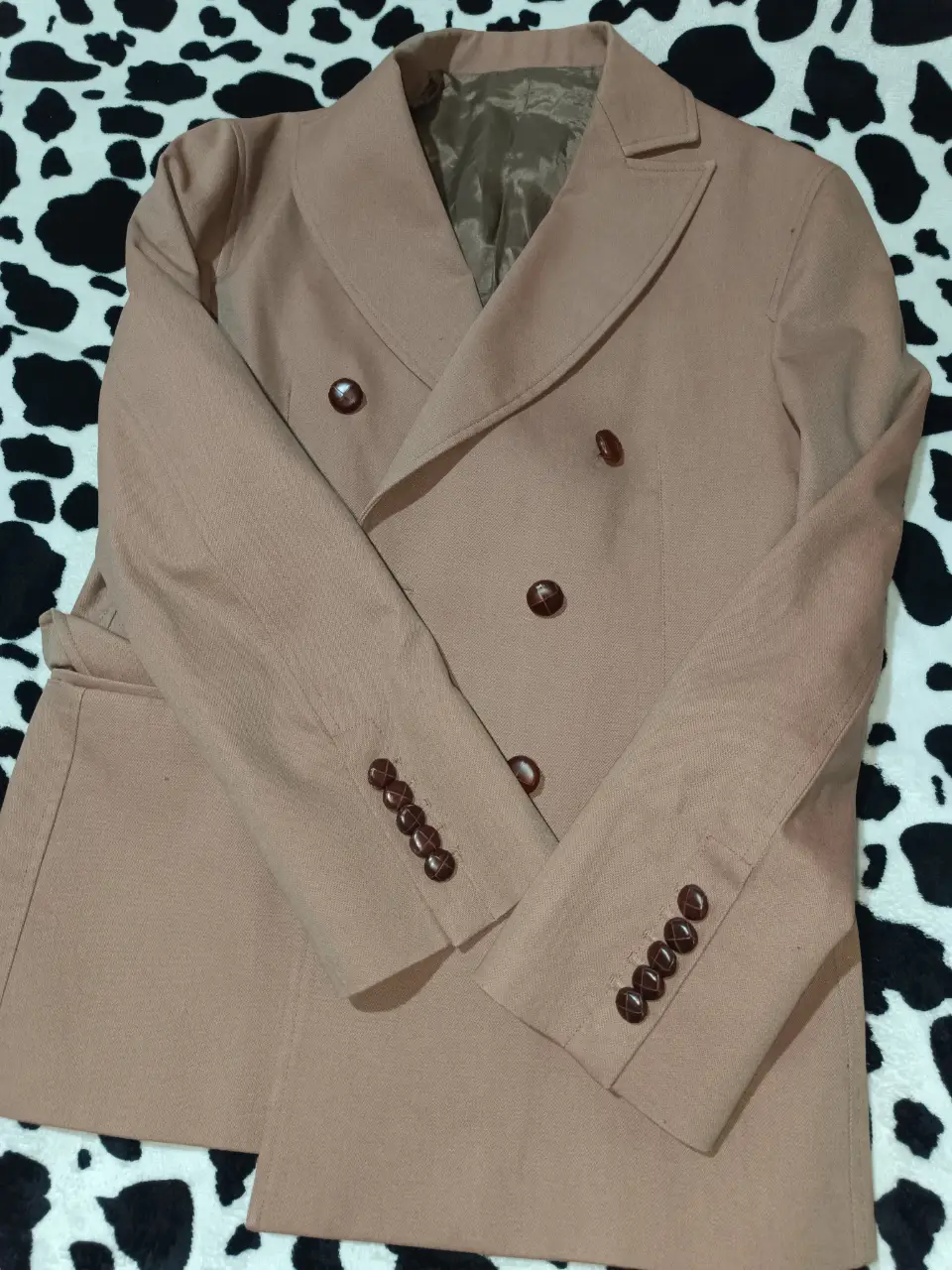 Elegante blazer en tono marrón, ideal para un look formal o de trabajo. Confeccionado con un diseño de doble botonadura y detalles en las mangas, este blazer es una prenda clásica y versátil para cualquier guardarropa.