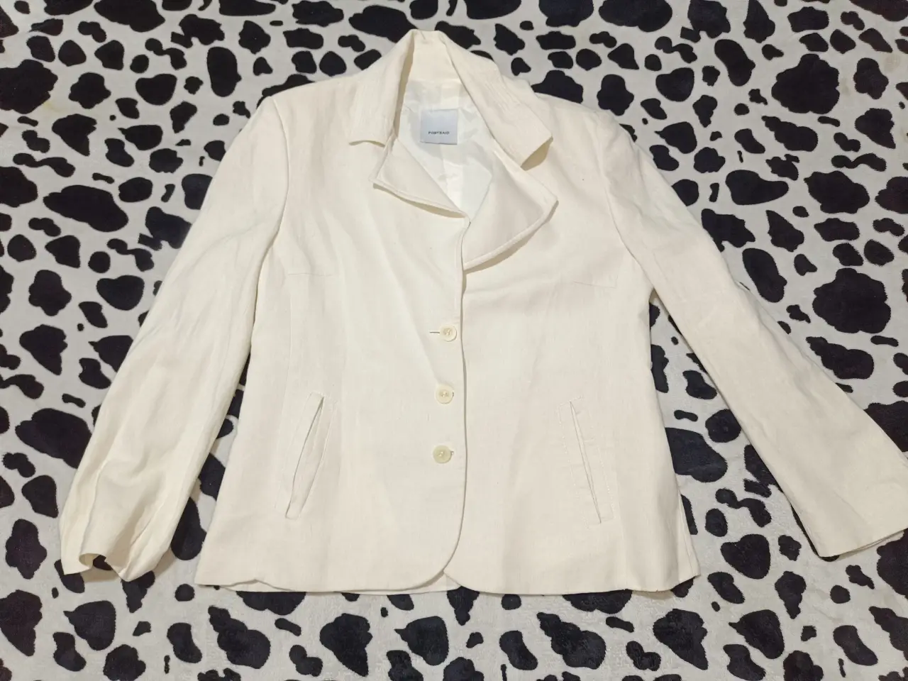 Blazer blanco de mujer, con botones y bolsillos. Ideal para un look elegante y sofisticado.