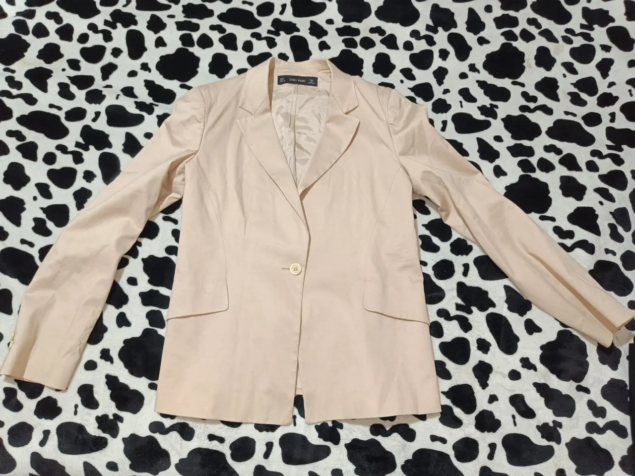Blazer Zara Basic color crudo, con un botón y bolsillos delanteros. Ideal para un look elegante y versátil.