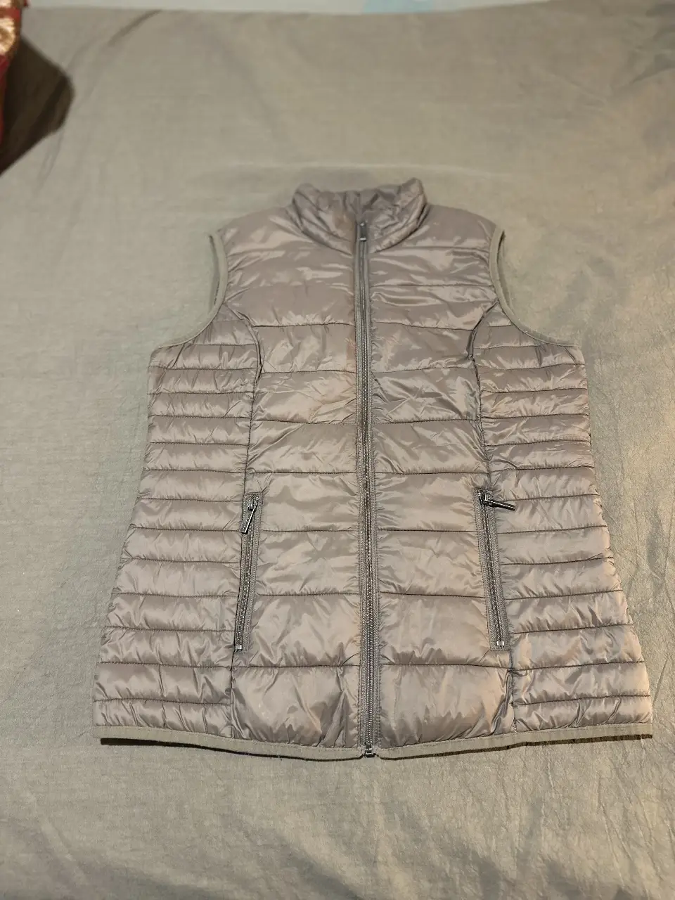 Chaleco acolchado para mujer, con cierre y bolsillos. Ideal para usar en días frescos. Newport