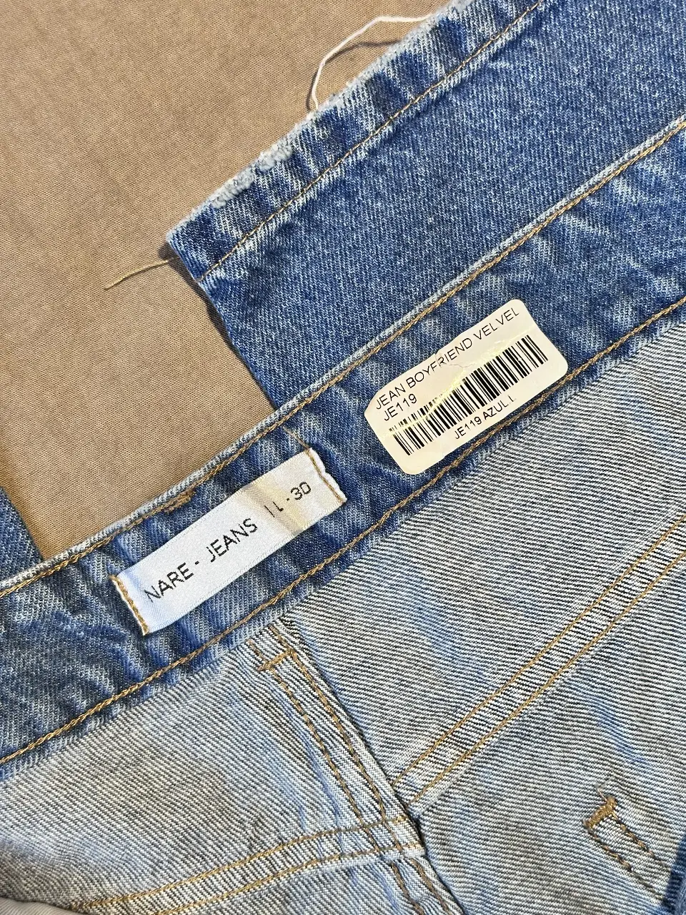 Jeans rectos rigido tiro medio, color azul claro. Talle 30. Marca Nare Jeans.