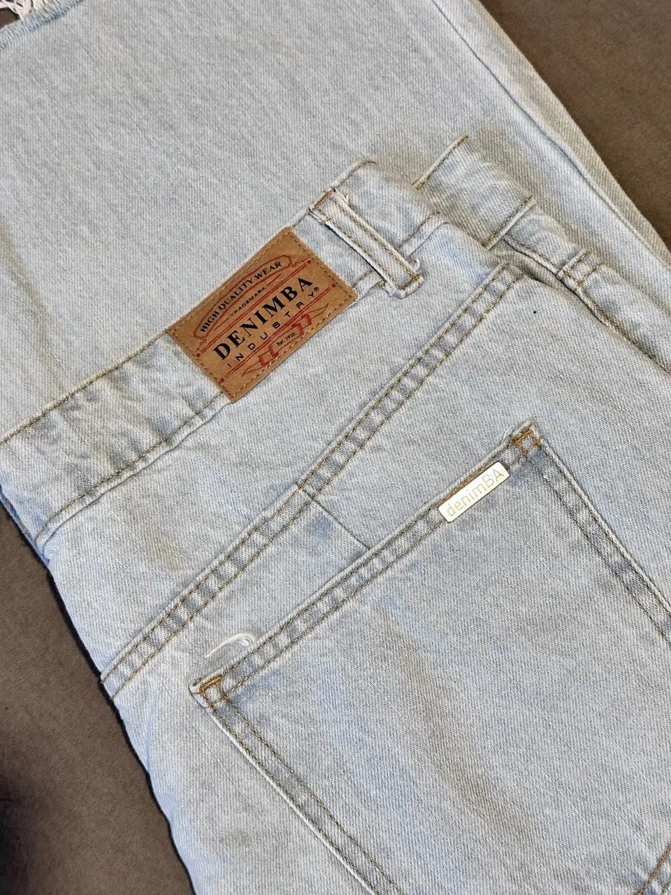 Jeans rectos de mujer, tiro alto, con detalle de roturas en el bajo. Marca Denimba Industry, talle 44.