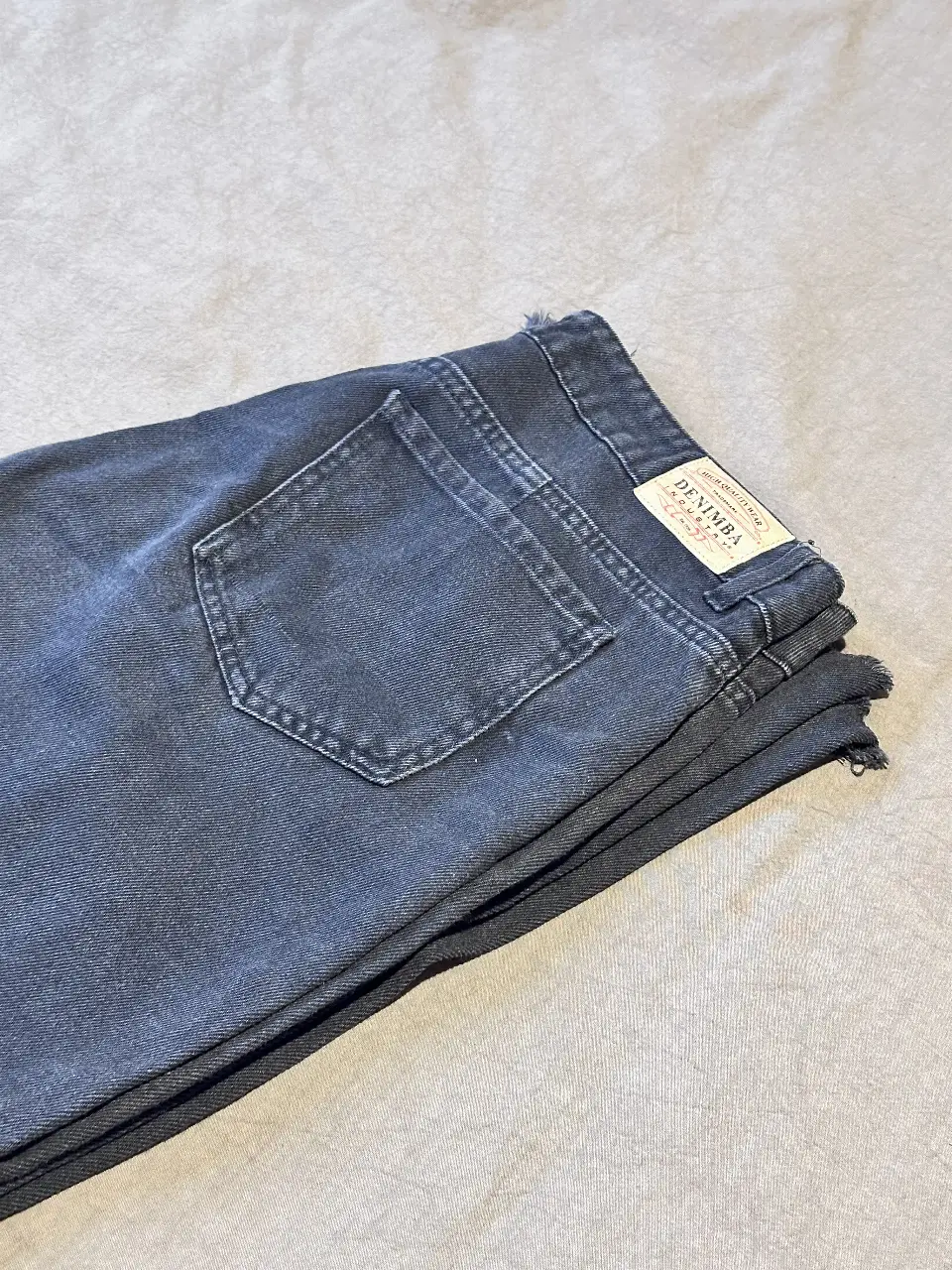 Jeans rectos de mujer rigido, color gris oscuro, con detalles de corte en los bajos. Talle 46.