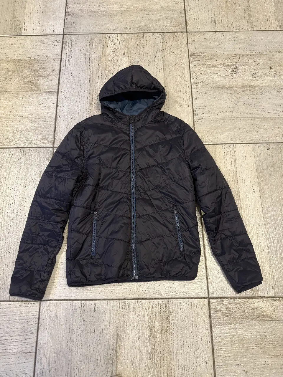 Campera 100% poliéster H&M hombre talle M de hombre usada muy buen estado. Azul marino con interior azul petróleo. Capucha y bolsillos externos con cierre. Abrigada. 