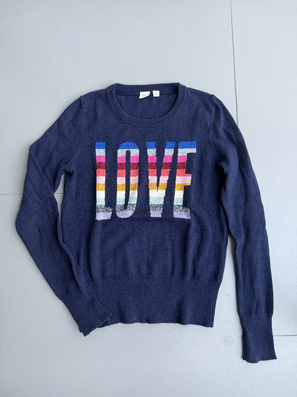 sweater gap azul marino con letras love en colores. usado buen estado. lindo para invierno. gruesito. talle xs