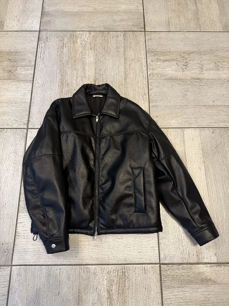 Chaqueta de cuero sintético negra, estilo biker, con cierre frontal y bolsillos. Ideal para un look moderno y versátil. acolchada es un M corto. traída de España 