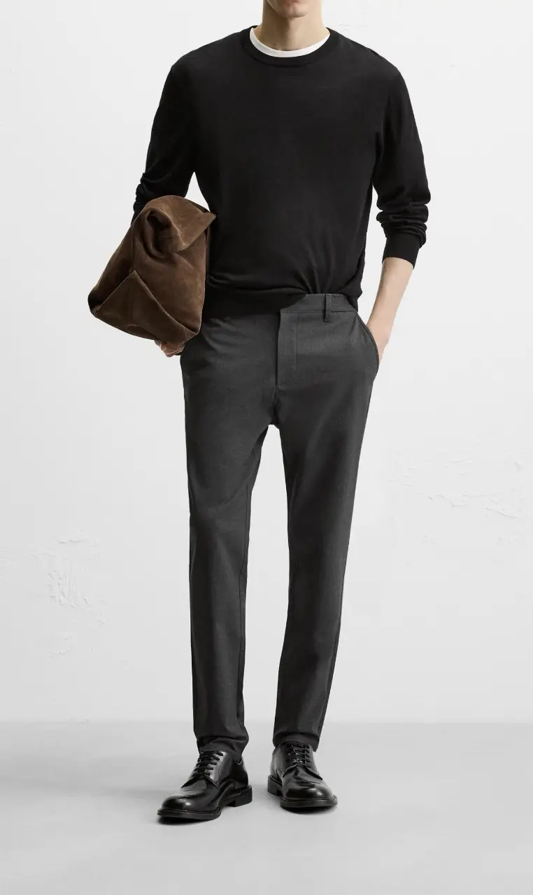 Pantalón de vestir para hombre, color gris oscuro. Corte recto, ideal para un look formal o casual elegante. Confeccionado en tejido de alta calidad, perfecto para el trabajo o eventos.