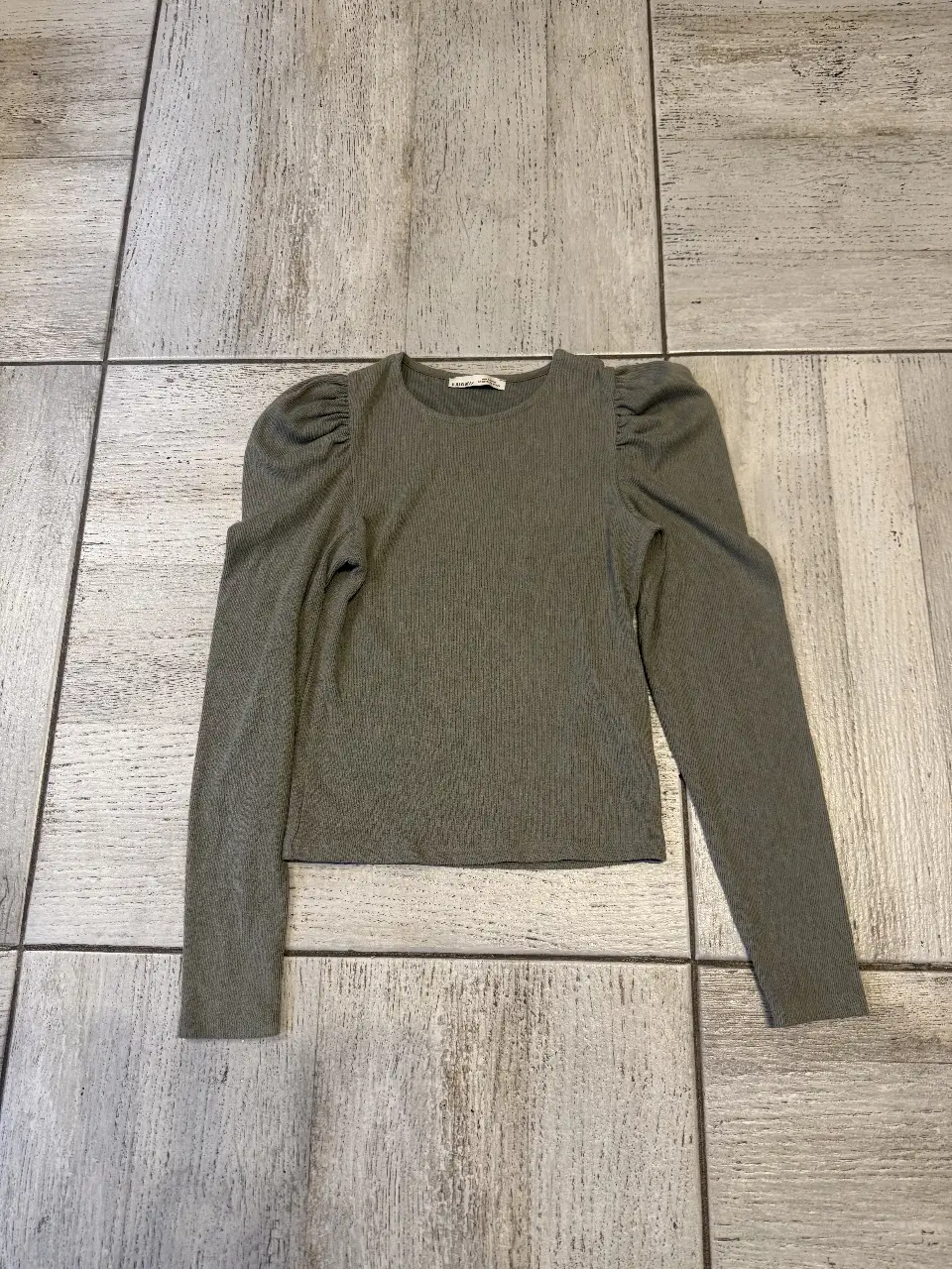 remera gruesa talla xs pull & bear verde seco con mangas princesa. muy buen estado.