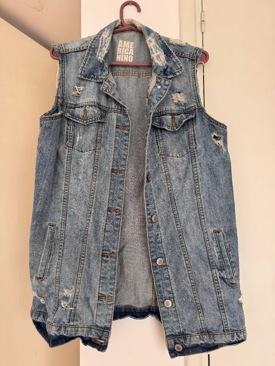 Chaleco de jean azul con detalles rotos y desgaste. Estilo vintage, ideal para un look casual y canchero. Perfecto para combinar con remeras y camisas.