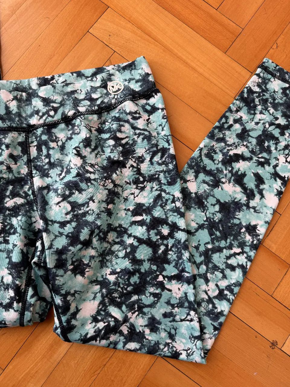 Calzas deportivas Michael Kors con estampado abstracto en tonos turquesa y negro. Talle S.