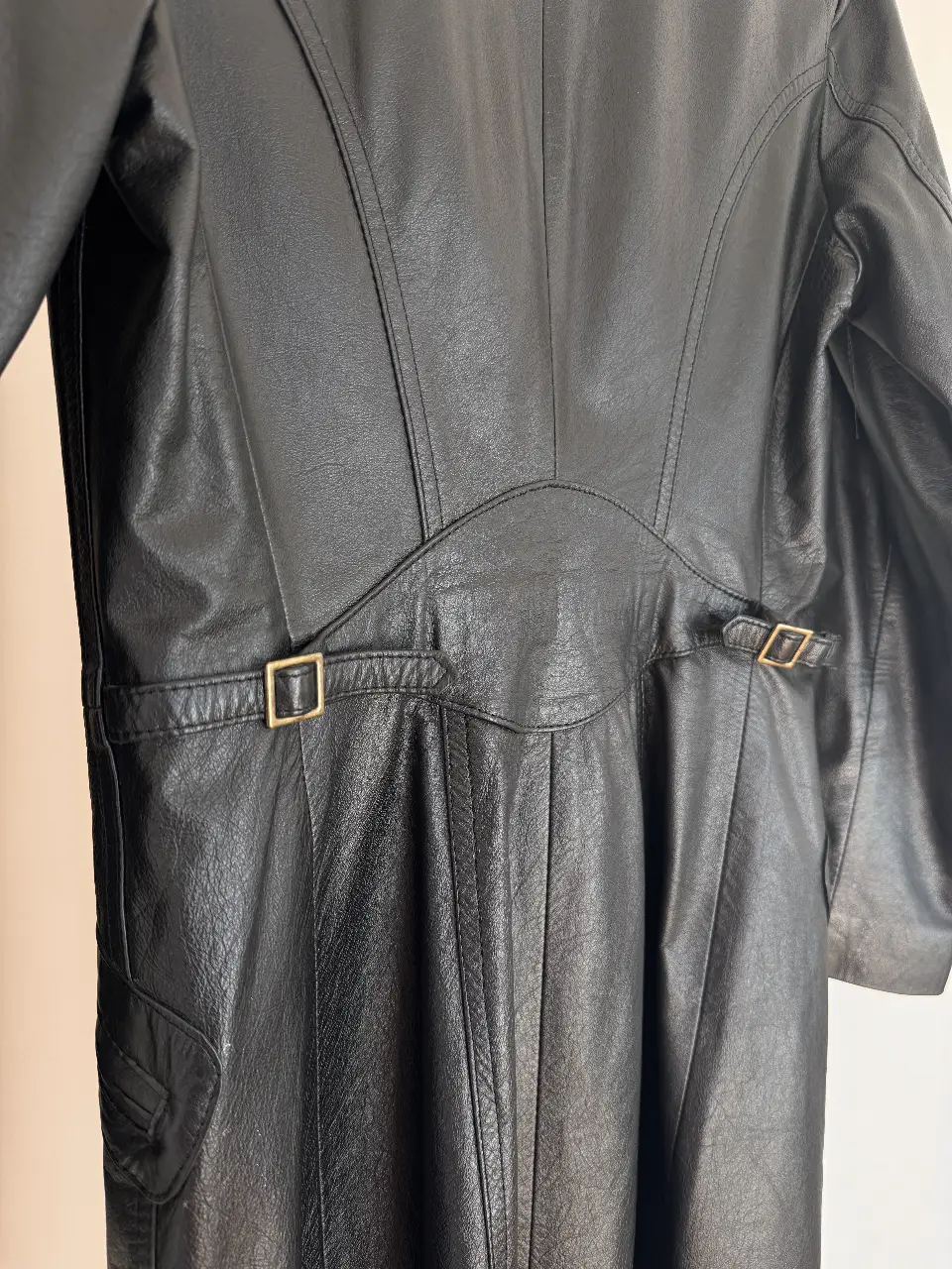 Campera de cuero negra estilo biker, con detalles de costuras y hebillas. Ideal para un look rockero y moderno.