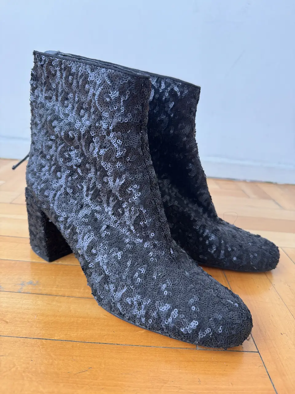 Botines negros con lentejuelas, talle 40. Cierre trasero para un ajuste perfecto. Ideales para darle un toque de brillo a tus looks de fiesta.