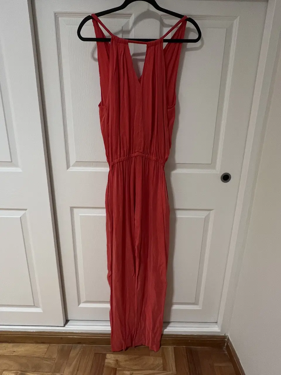 Mono largo de mujer, color rojo, con escote en V y detalle cut-out en la espalda. Confeccionado en 100% cupro, talle T.3. Ideal para eventos especiales o salidas.