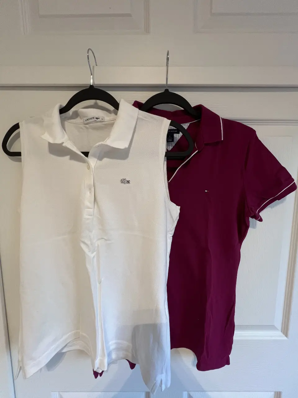 Musculosa Lacoste blanca sin mangas, con el logo del cocodrilo bordado. Chomba Tommy Hilfiger color borgoña con cuello en V y detalles en blanco.