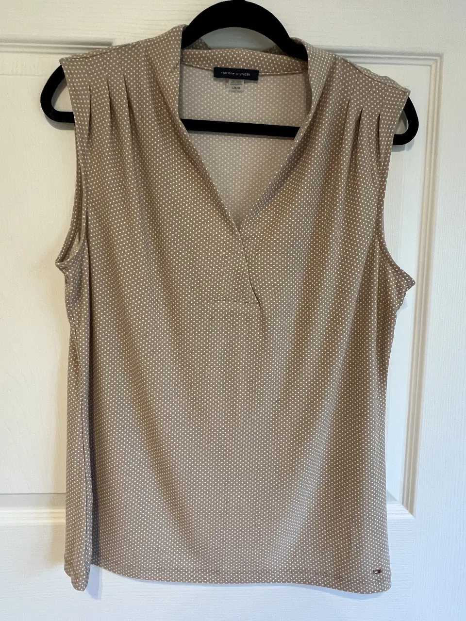 Blusa sin mangas de Tommy Hilfiger, color crudo con estampado de lunares. Ideal para un look elegante y versátil.
