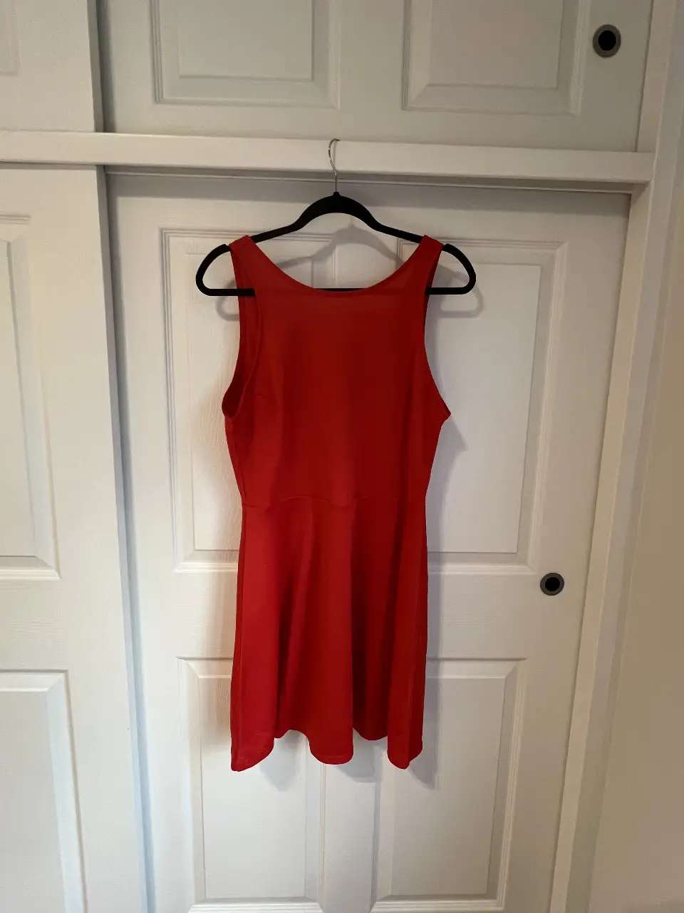 Vestido mini rojo, ideal para una salida o fiesta. Confeccionado en poliéster y elastano, este vestido ofrece un ajuste cómodo y favorecedor. Su diseño sin mangas y escote en la espalda lo hacen perfecto para lucir en cualquier ocasión.
