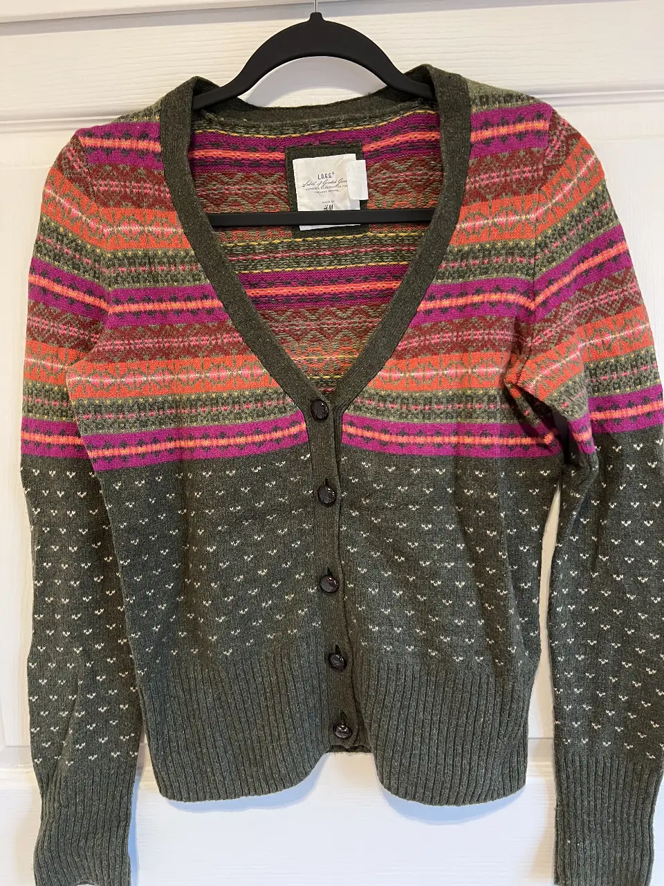 Cardigan de lana con diseño étnico en tonos verde, rosa y naranja. Ideal para un look casual y abrigado.