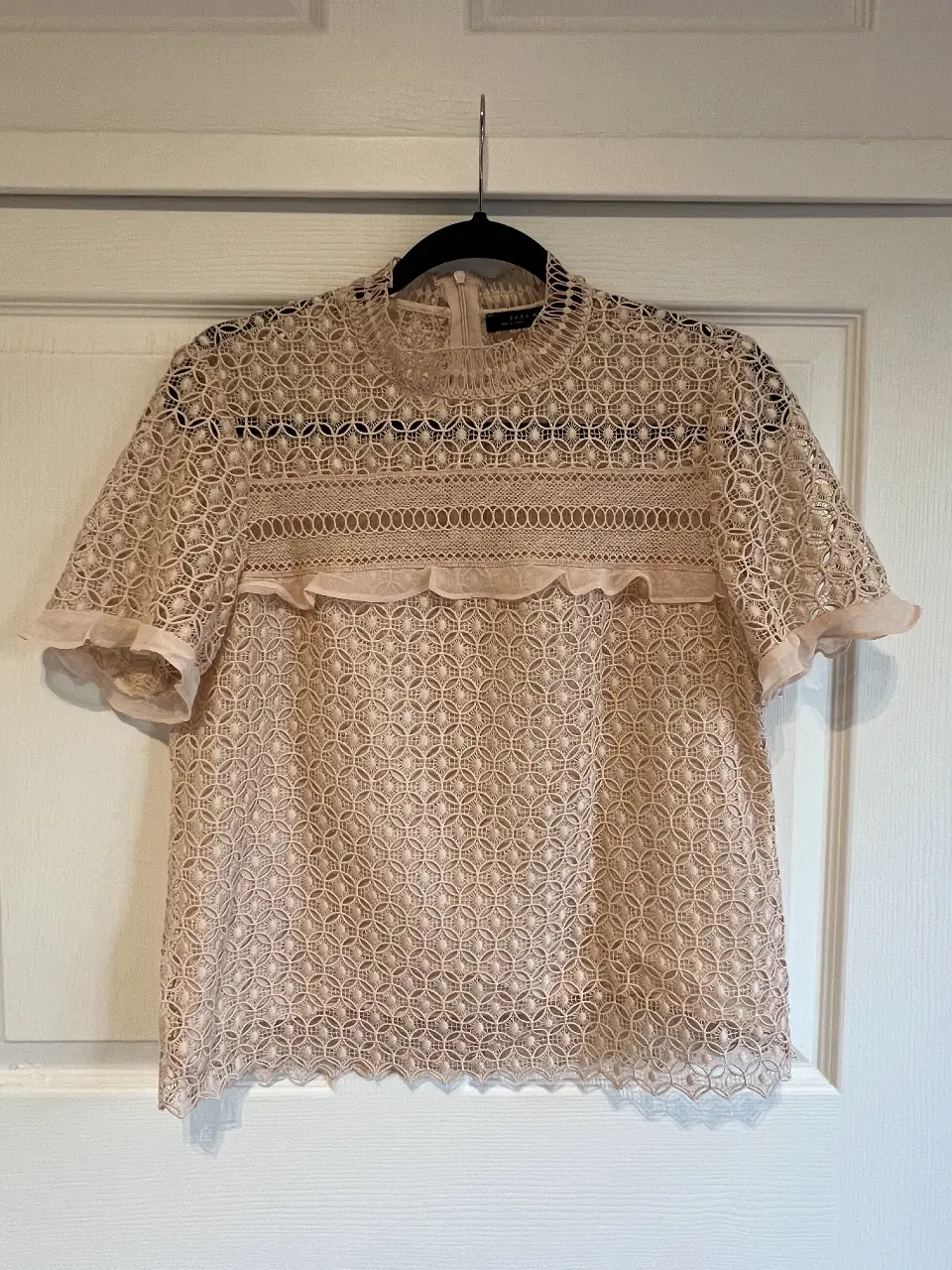 Blusa de encaje color rosa claro de la marca Zara Woman. Ideal para un look elegante y femenino.