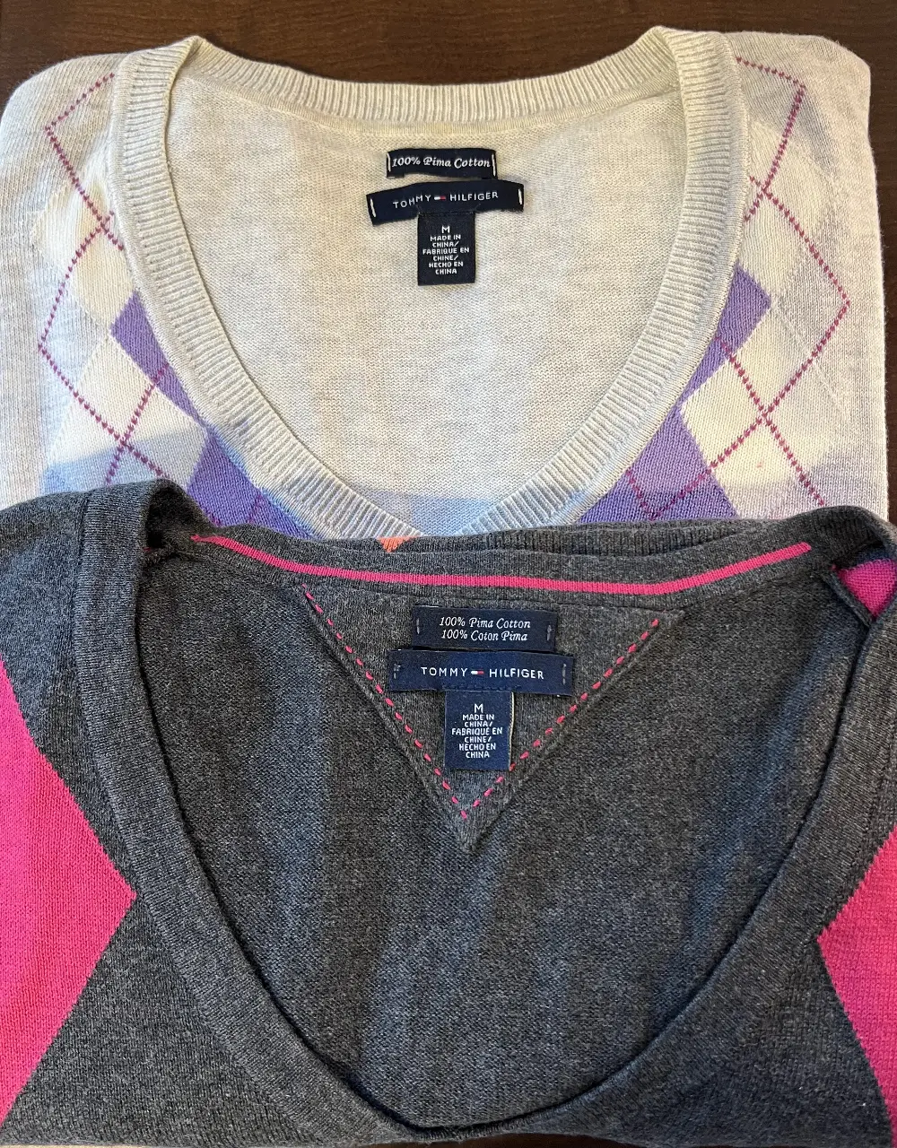 Sweater Tommy Hilfiger de algodón pima, con diseño argyle en tonos grises y violetas. Talle M, ideal para un look preppy y casual.
