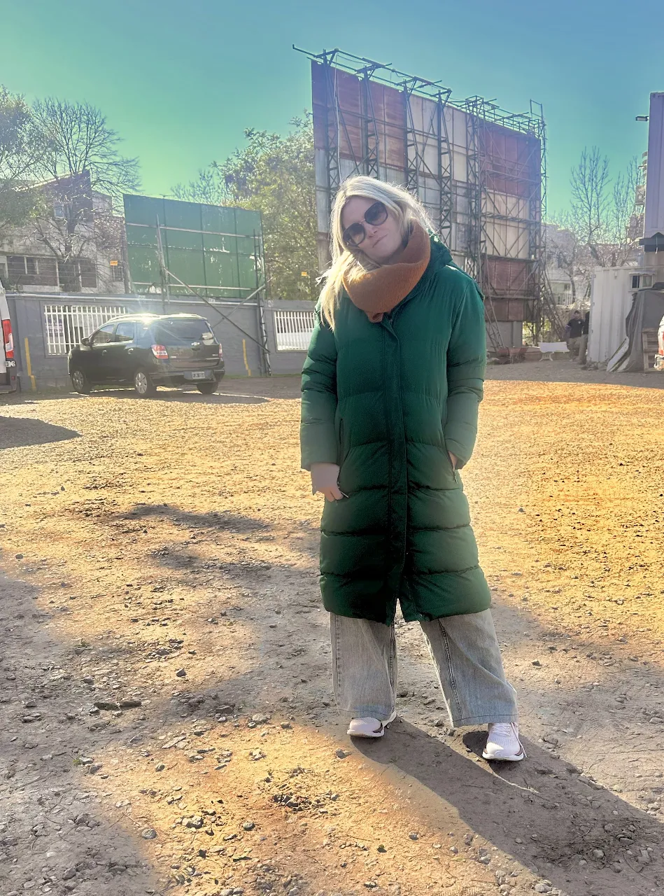 Campera larga para mujer, color verde oscuro, ideal para el invierno. Abriga y es cómoda para usar en el día a día. Capucha desmontable. 