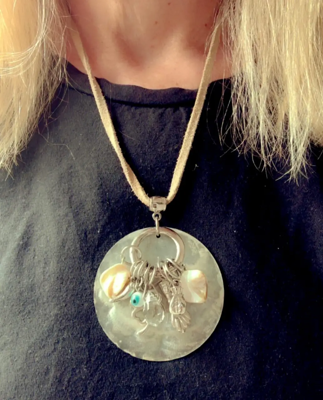 Collar artesanal con dije de concha y dijes colgantes. Ideal para un look bohemio y playero.