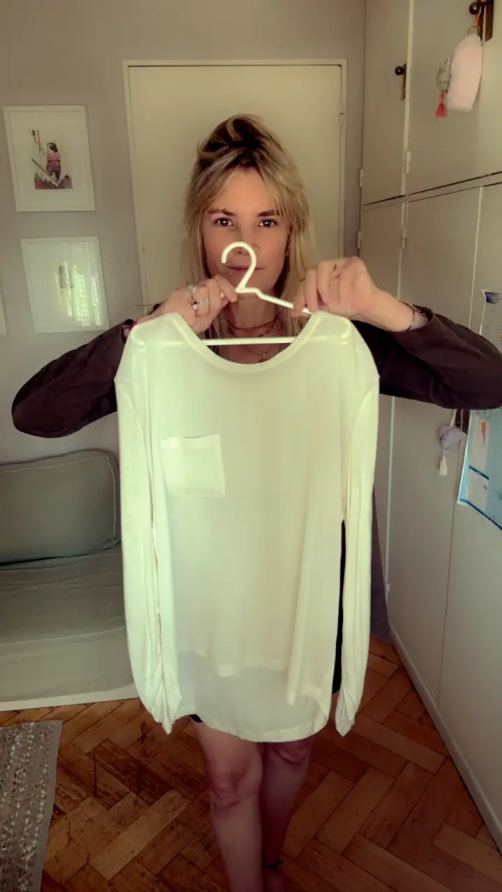 Remera manga larga blanca con bolsillo en el pecho. Ideal para un look casual y cómodo.
