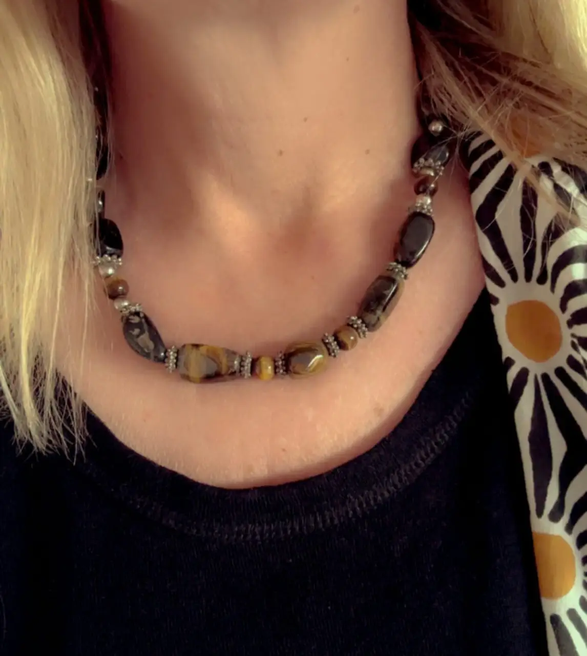 Collar artesanal com cristales de OJO de TIGRE. Idea para un look casual o para darle un toque bohemio a tu outfit. Perfecto para cualquier ocasión.