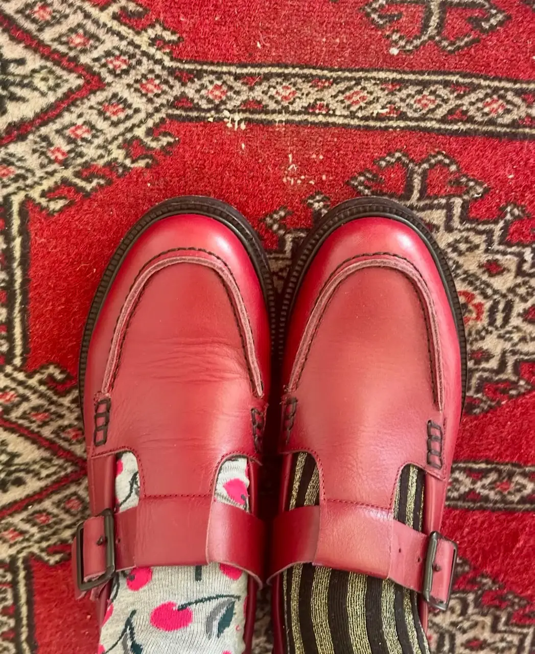Zuecos rojos de cuero, con hebilla y diseño clásico. Ideales para un look casual y con estilo. Son de Margie Franzini