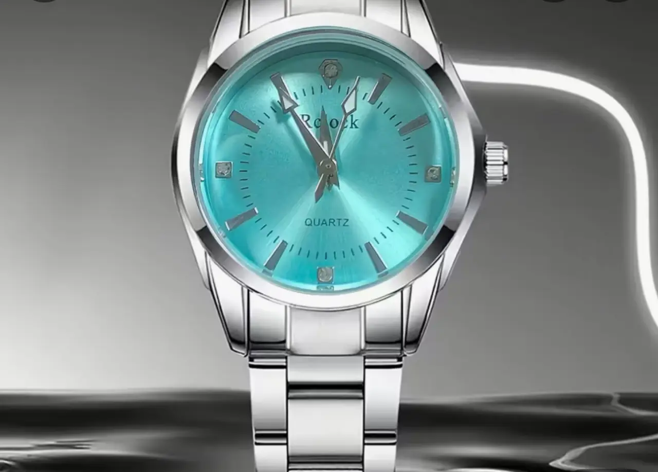 Reloj de pulsera para mujer con caja plateada y esfera celeste. Diseño elegante y moderno, ideal para uso diario o eventos especiales. 