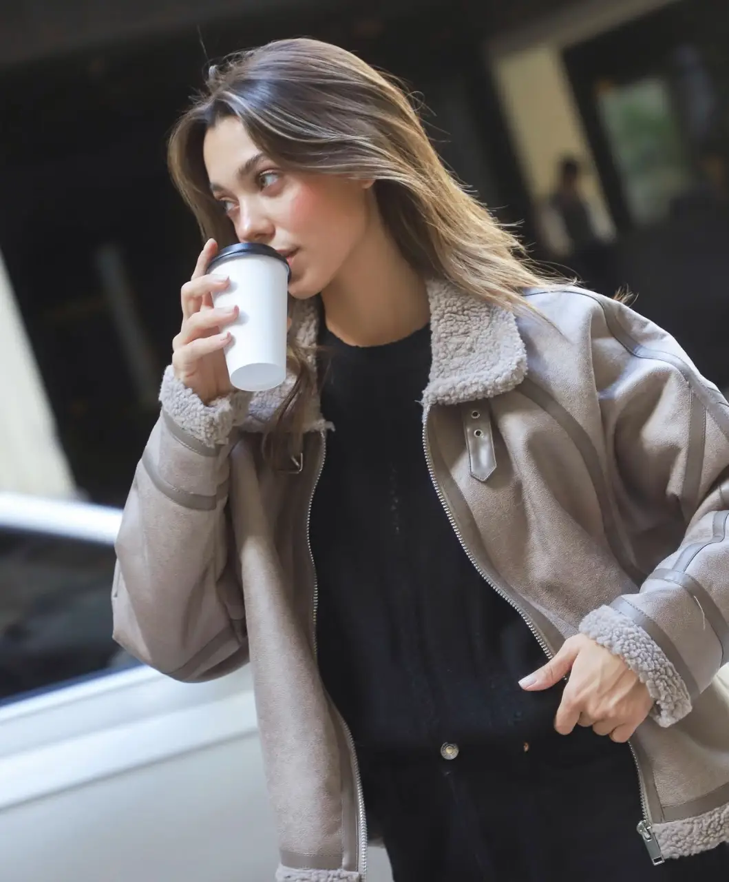 Gamulán de mujer estilo aviador, confeccionada en material símil cuero en tono grisaceo. Posee forro de piel sintética en el interior y en el cuello, brindando abrigo y un toque de elegancia. Ideal para un look casual y moderno.