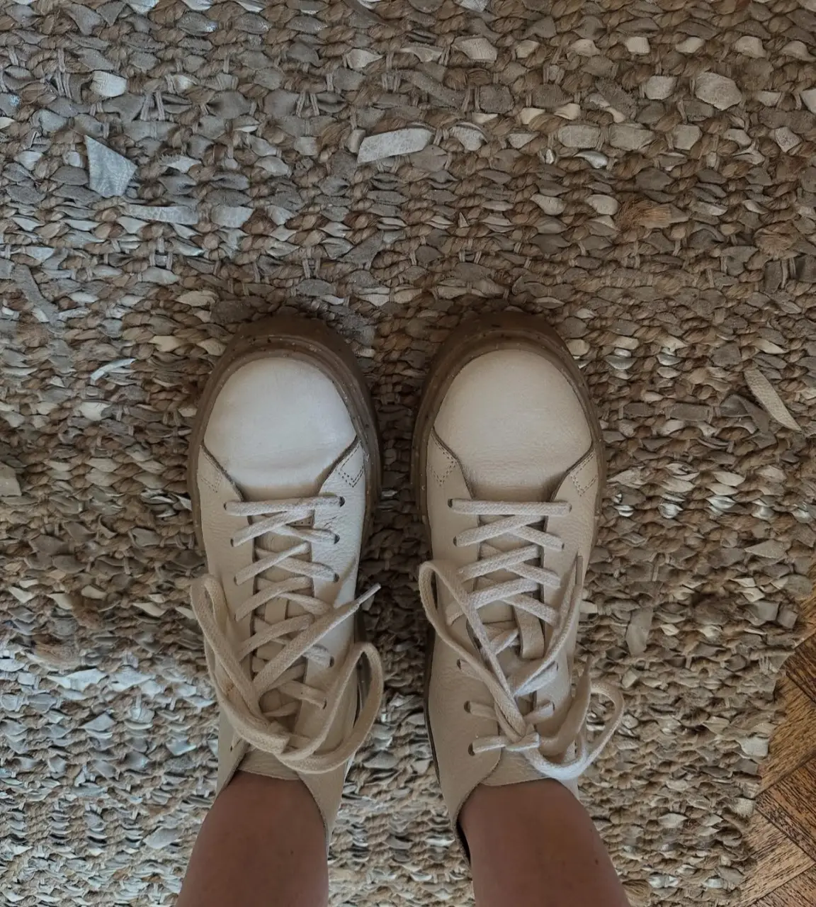 Zapatillas blancas de cuero con cordones, suela de goma y diseño moderno. Ideales para un look casual y cómodo. Marca: Margie Franzini. 