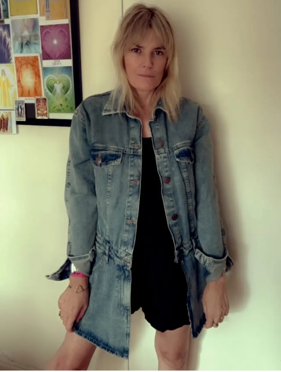 Campera de jean oversize con diseño de mono short. Ideal para un look casual y moderno. Perfecta para combinar con diferentes outfits.