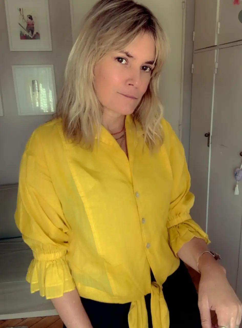 Blusa amarilla de lino con mangas 3/4 con volados en los puños y detalle de lazo en la cintura. Ideal para un look fresco y moderno. Es de Zara España.