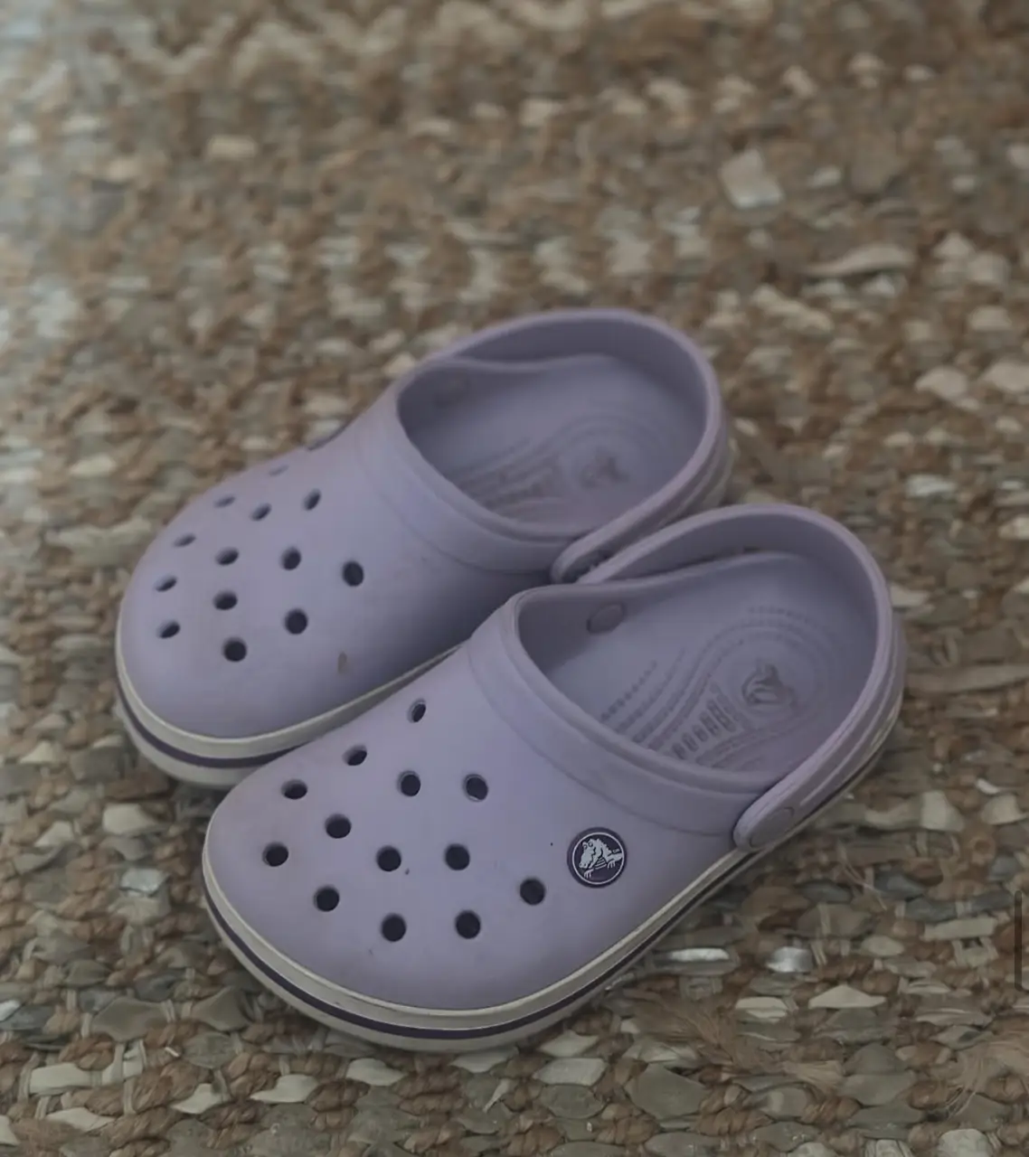 Zuecos Crocs clásicos en color lila, ideales para un look casual y cómodo. Perfectos para el día a día.
