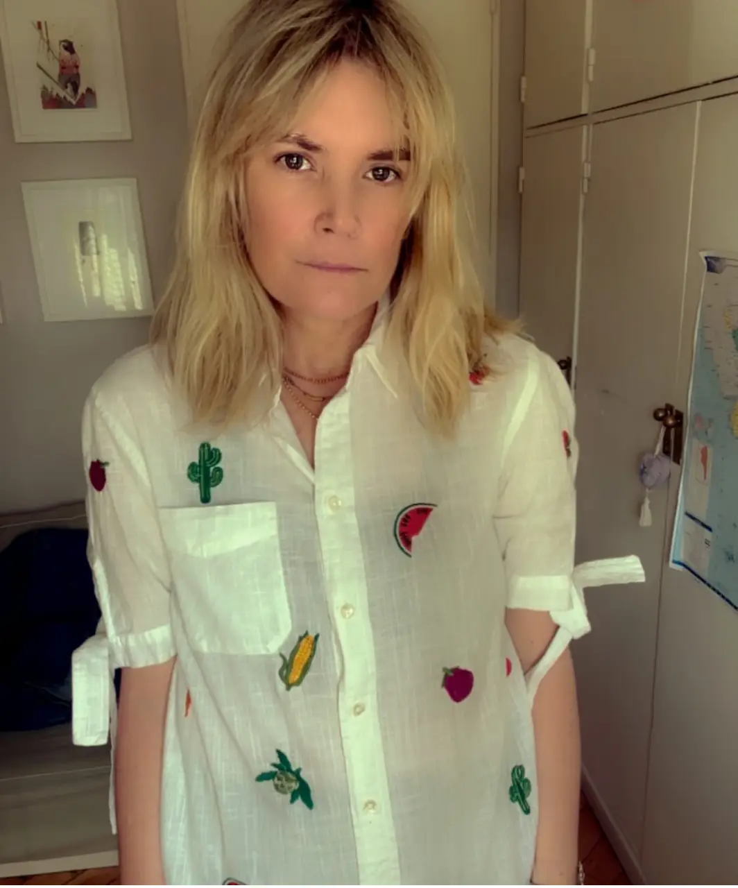Camisa de mujer blanca con estampado de frutas y cactus. Ideal para un look casual y fresco. Con mangas cortas y detalles de lazos en los puños.