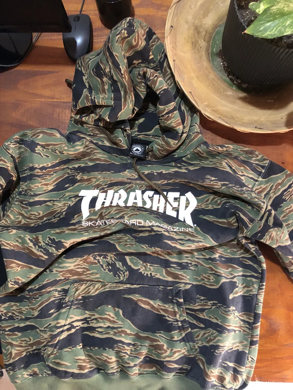 Buzo canguro Thrasher, talle S, me quedo chico para mi. Comprado en Cristobal Colón.
