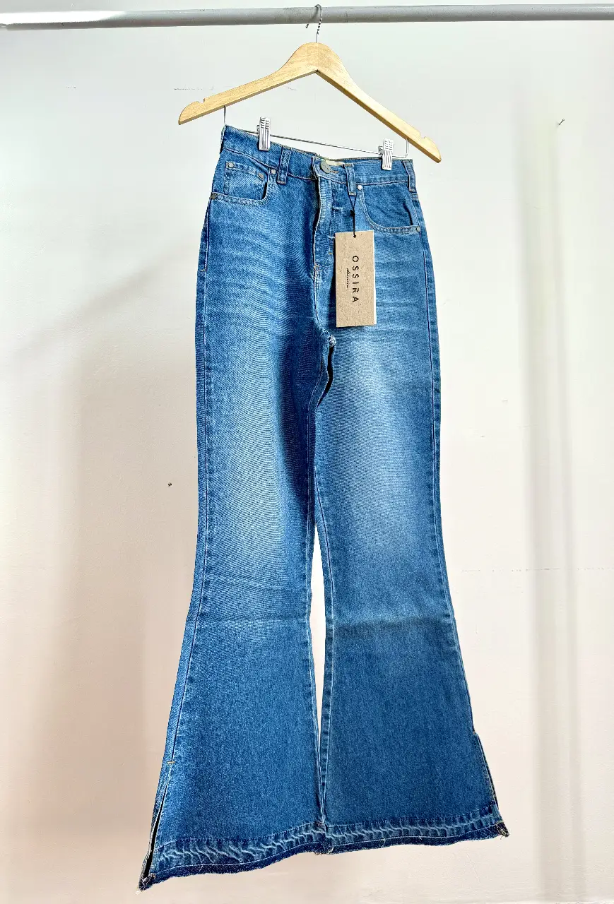 Jeans de mujer tiro alto, con corte campana. Un clásico que nunca pasa de moda, ideal para un look casual y canchero.