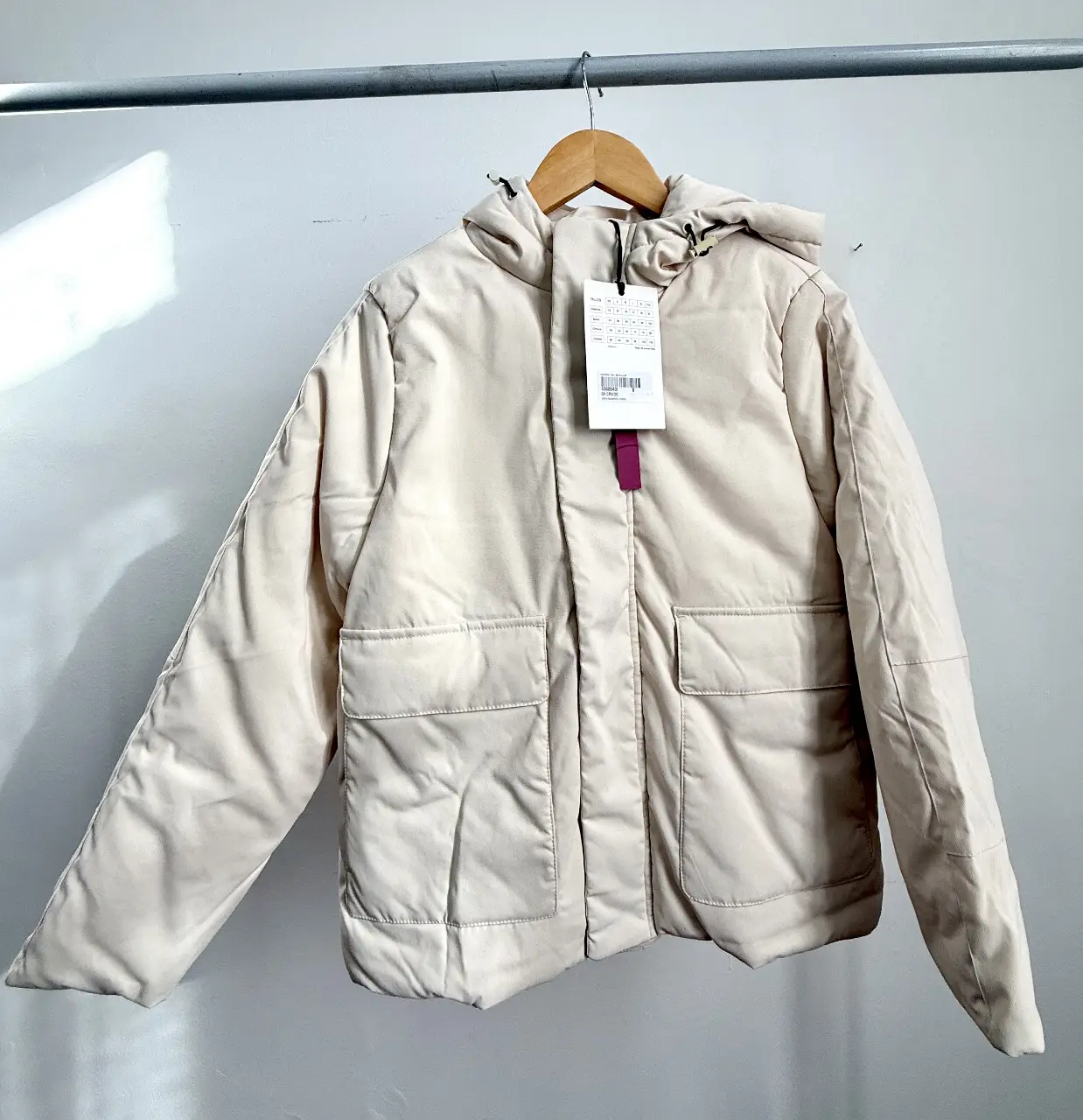 Campera color crudo, con capucha y bolsillos amplios. Ideal para el invierno, cómoda y abrigada. Talle S.