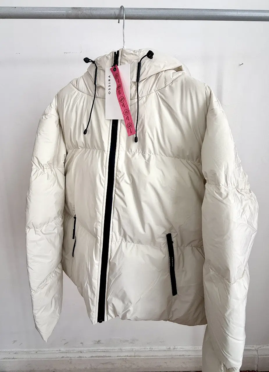 Campera de puffer blanca Ossira, ideal para el invierno. Con capucha, cierre frontal y bolsillos con cierre sellado. Talle L