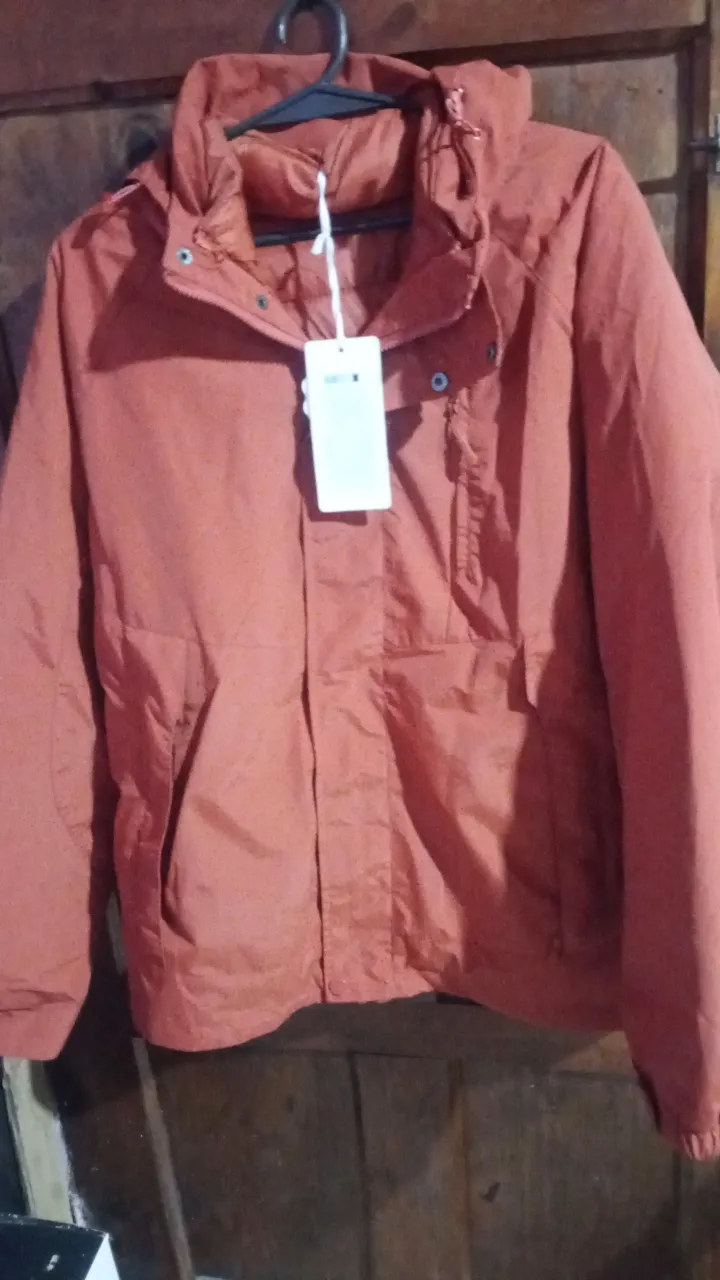 Campera deportiva naranja con capucha y cierre. Ideal para actividades al aire libre.