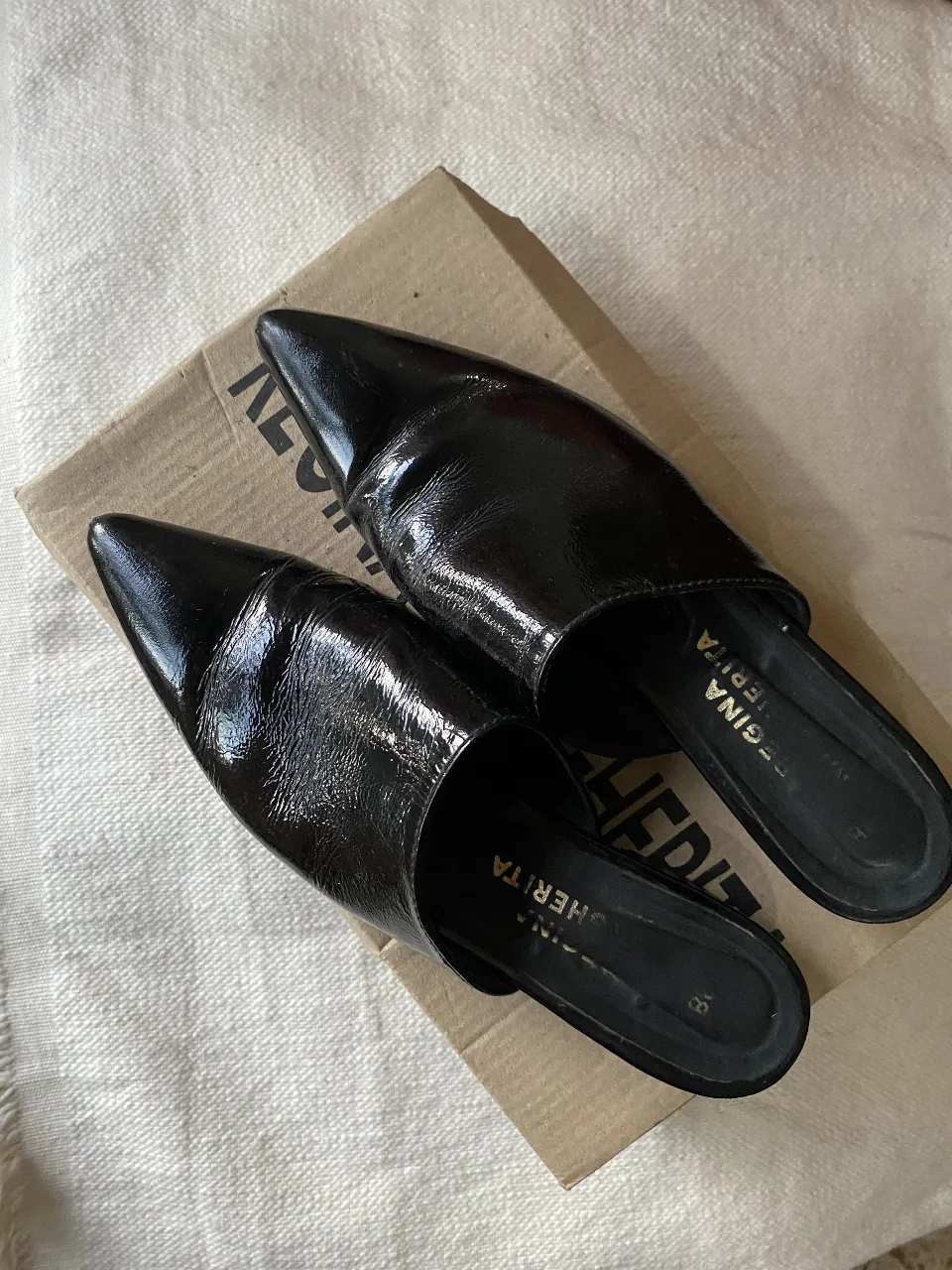 Mules de Regina Margherita talle 38
Zueco confeccionado íntegramente en cuero vacuno de charol quebrado color negro con detalle de punta fina.
 
Material: CUERO
Forrería: CUERO
Suela: GOMA ARTESANAL
Color: NEGRO CHAROL
Altura de taco: 2,5 cm
Medida de plantilla: 24,35 cm

NOTA: EN HORMA PEQUEÑA, POR LO QUE EQUIVALE A UN TALLE 37. 