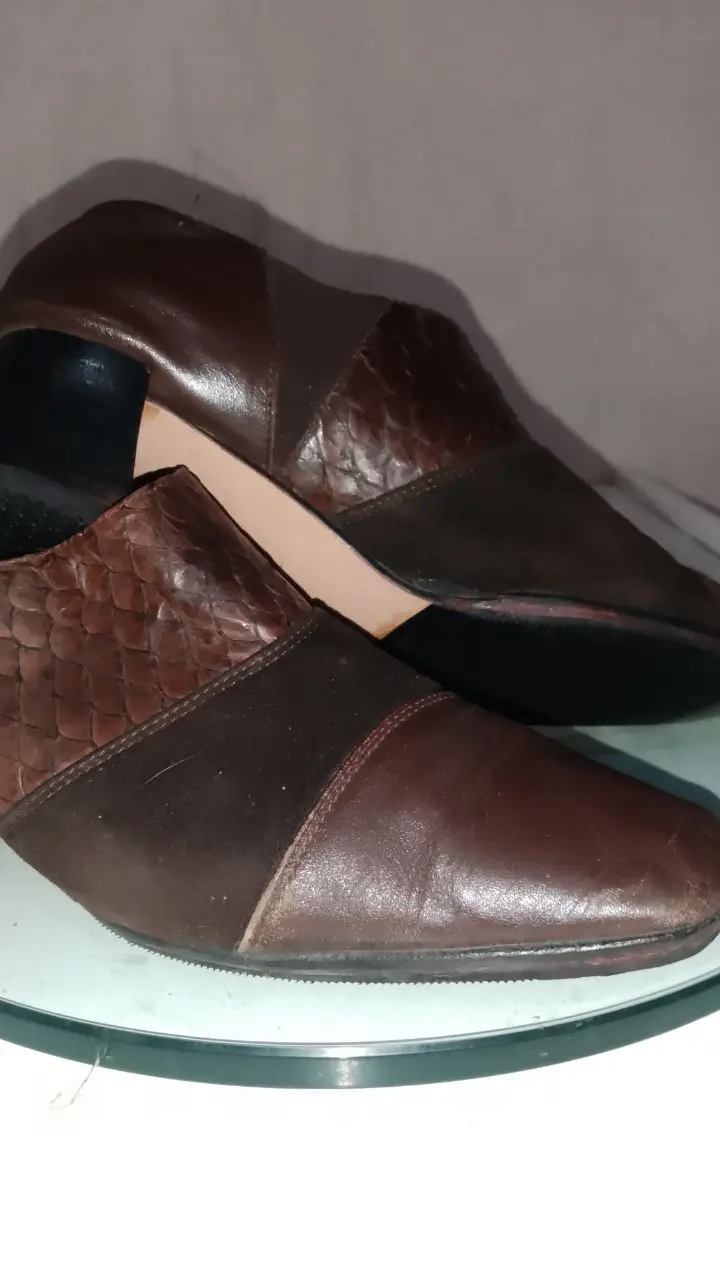 Botines de cuero marrón con detalles en relieve y puntera fina. Ideales para un look elegante y sofisticado.