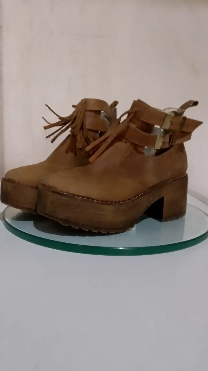 Botines de gamuza marrón con plataforma y detalles de tachas. Estilo boho chic, ideales para un look con onda.